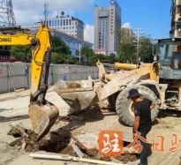 尻妣片高温下的坚守｜道路建设者用汗水铺就畅通路